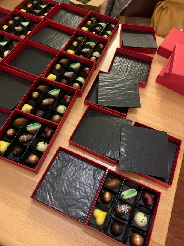 Finalizing bonbon boxes for customers